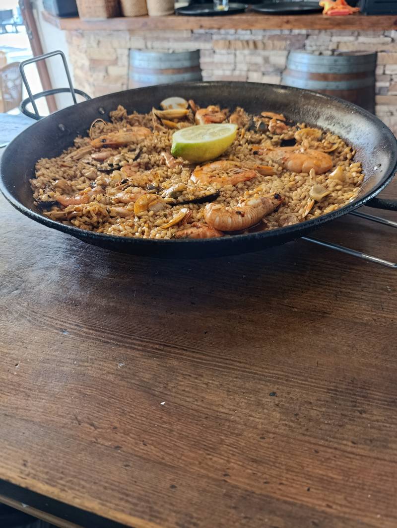 Paella de marisco de perfil en la barra del restaurante