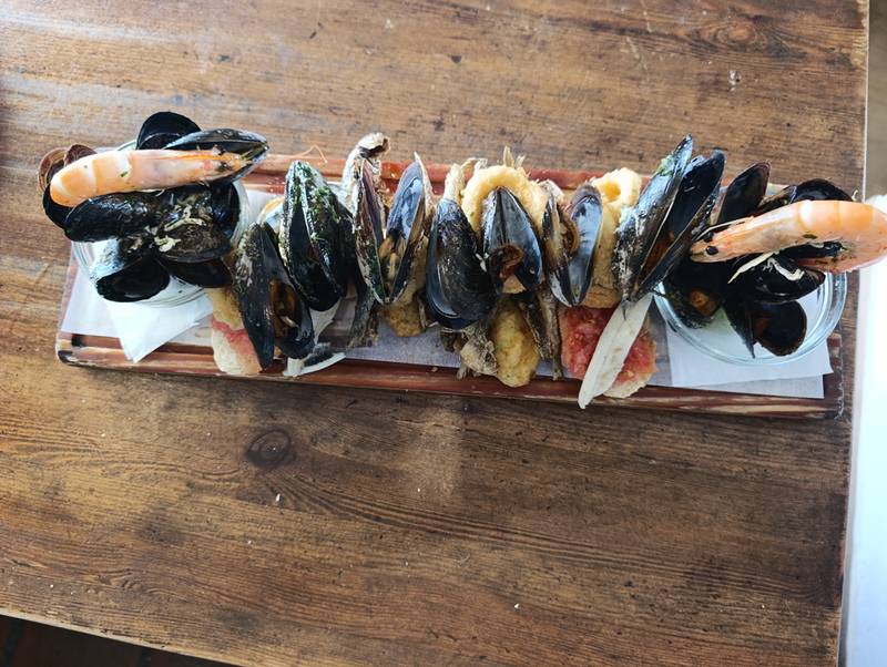 Tabla del mar vista desde arriba: mejillones, gambas y boquerones