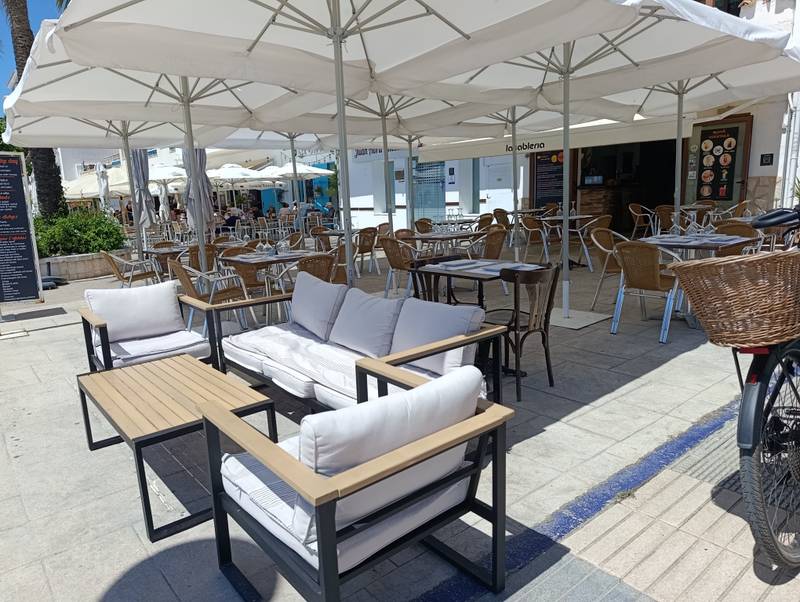 Sofás y parasoles de la terraza lounge de La Tablería