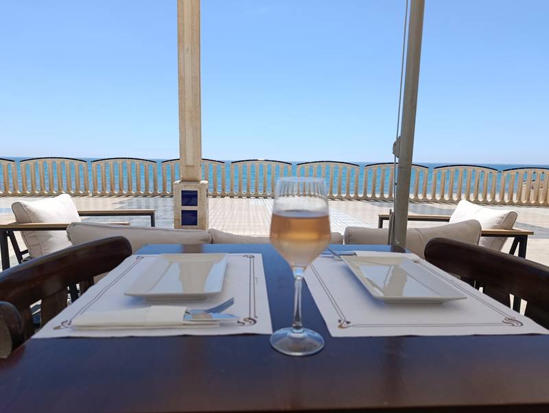Mesa para dos con copa de vino frente al Mediterráneo, en la terraza de La Tablería en Altea