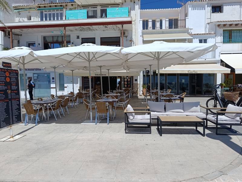 Fachada de La Tablería con sus parasoles blancos en el paseo de Altea
