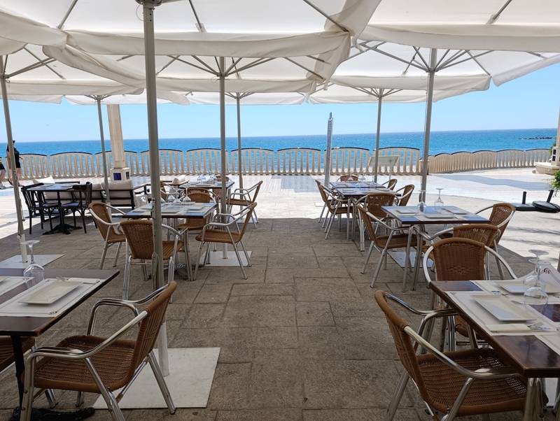 Mesas de la terraza frente al Mediterráneo